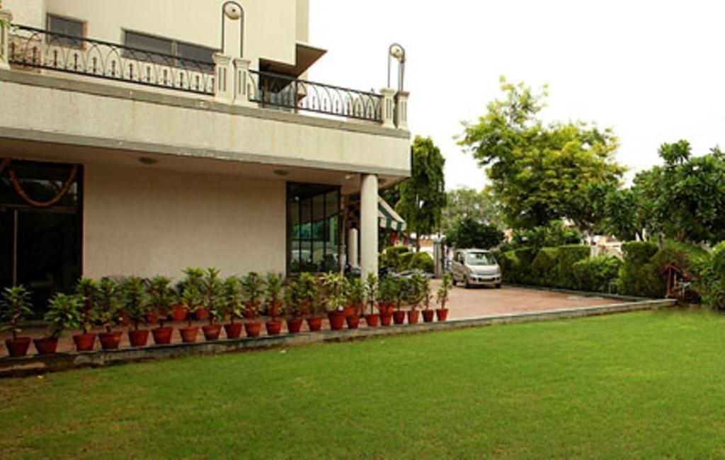 Hotel Brijwasi Royal Mathura Esterno foto