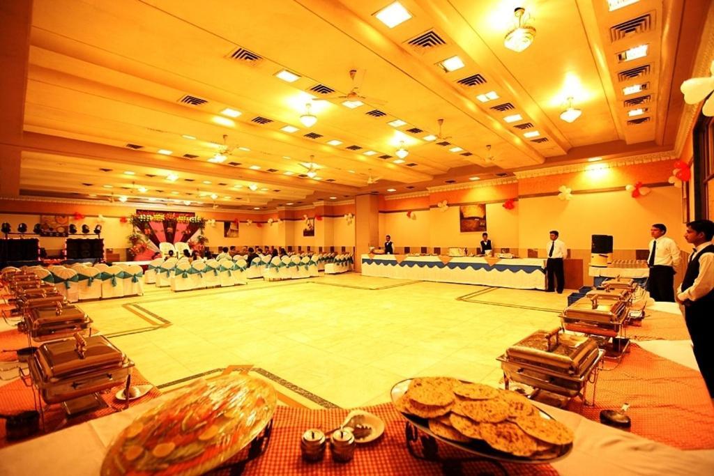 Hotel Brijwasi Royal Mathura Esterno foto